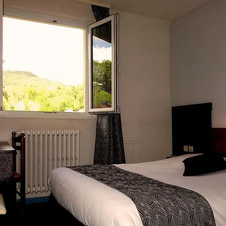 Logis - Restaurant Aux Bruyeres فندق 3*