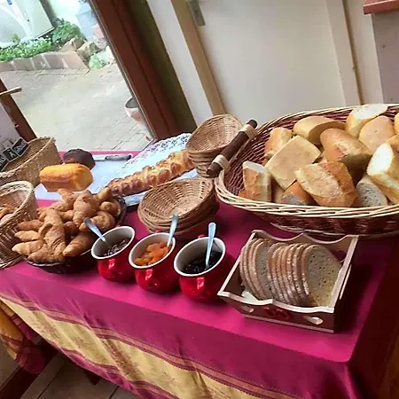 Hotel Logis - Restaurant Aux Bruyères 3*