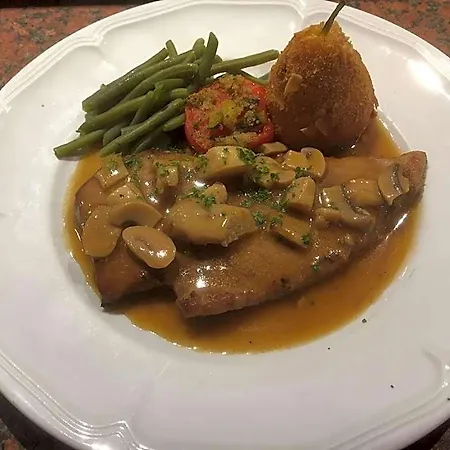 Hotel Logis - Restaurant Aux Bruyères 3*