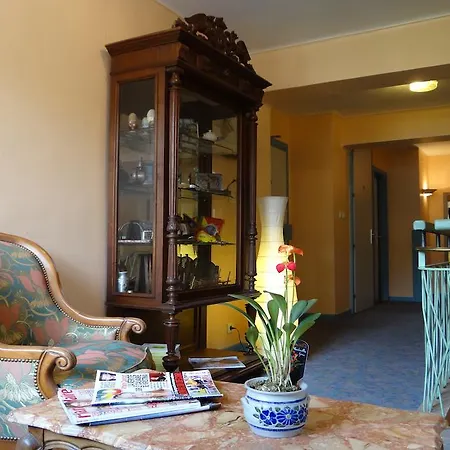 Logis - Restaurant Aux Bruyeres 호텔 3*