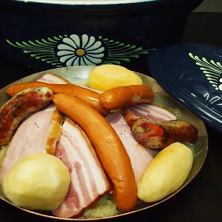 Logis - Restaurant Aux Bruyeres 호텔 3*