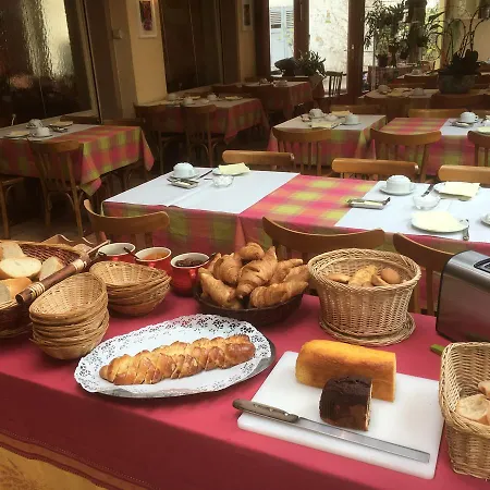 Logis - Restaurant Aux Bruyeres 호텔 3*