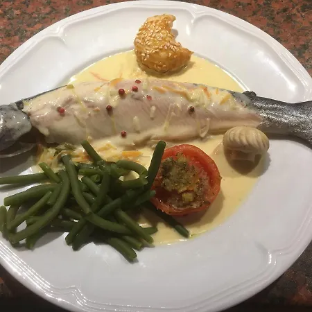 Logis - Restaurant Aux Bruyeres 3*