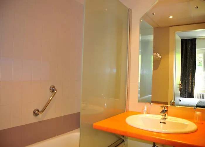 Logis - Restaurant Aux Bruyeres 3*