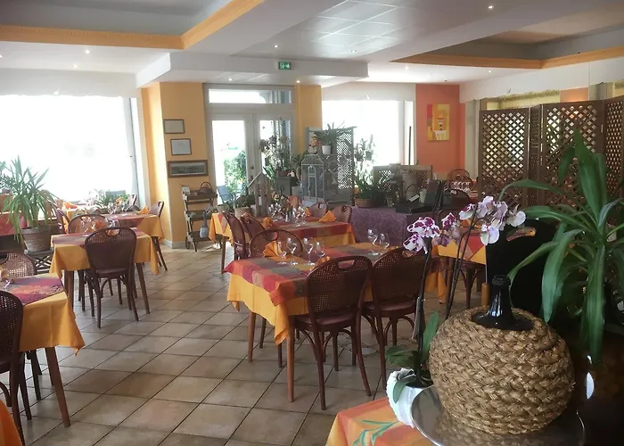 Logis - Restaurant Aux Bruyeres 3* オルベ